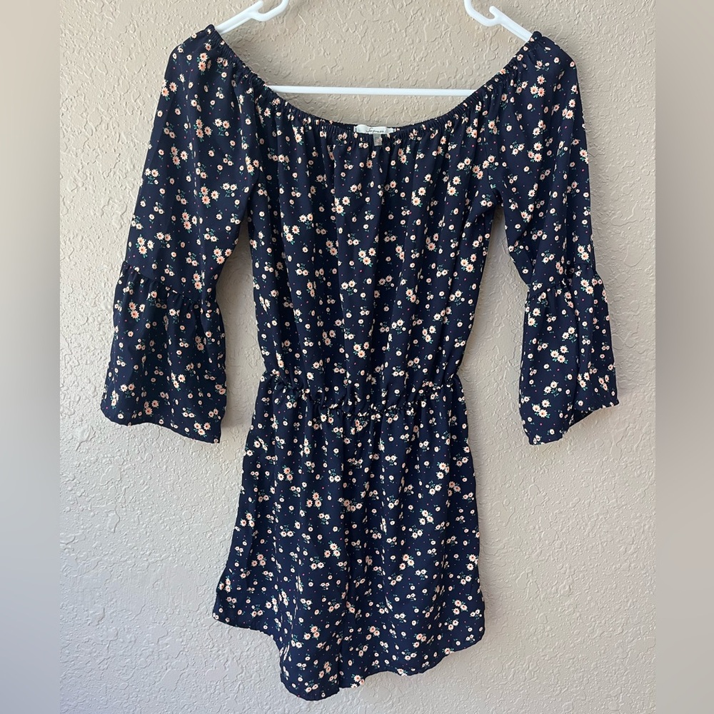 Women’s Soprano 3/4 Flutter Sleeve Navy Blue Floral Shorts Romper Sz XS EUC